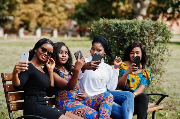 Gruppo Quattro Ragazze Afroamericane Sedute Sulla Panchina Esterna Con Telefoni — Foto Stock