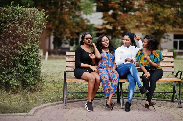 Csoport Négy Afro Amerikai Lányok Szabadtéri Padon Ült Beszélt Egymás — Stock Fotó