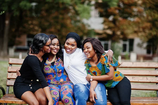 Grupo Quatro Meninas Americanas Africanas Sentadas Banco Livre Abraços — Fotografia de Stock