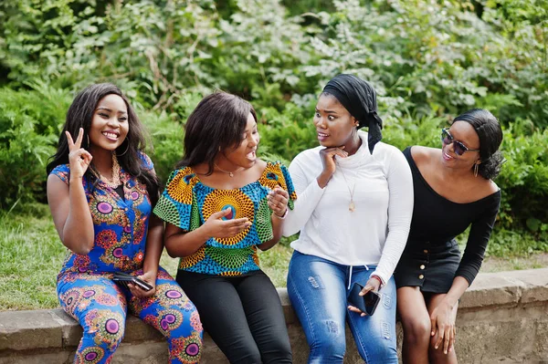 Dört Afro-Amerikan Kız eğleniyor ve açık oturma grubu.