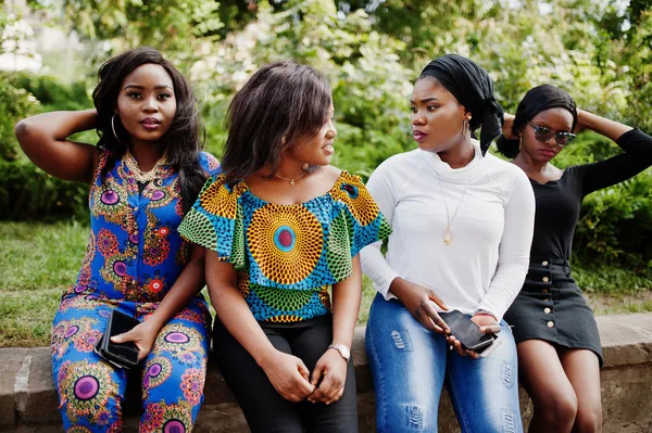 Dört Afro-Amerikan Kız eğleniyor ve açık oturma grubu.