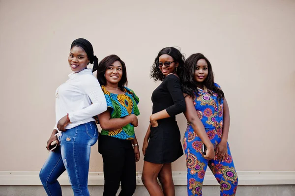 Grup dört Afro-Amerikan kızı duvara açık poz verdi.