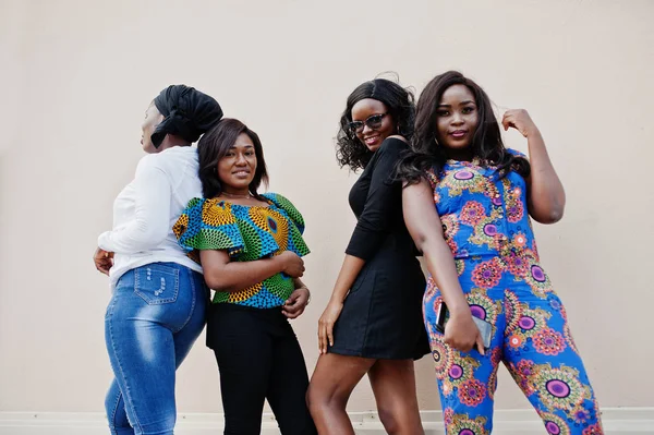 Grup dört Afro-Amerikan kızı duvara açık poz verdi.