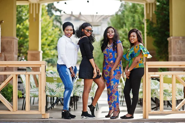 Dört Afro-Amerikan kız grubu şehir restoran yaz teras karşı açık poz verdi.