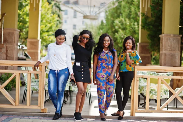 Ομάδα Από Τέσσερις Αφρικανικές Αμερικανικές Κορίτσια Που Θέτει Εξωτερική Κατά — Φωτογραφία Αρχείου