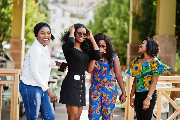 Groep Van Vier Afrikaanse Amerikaanse Meisjes Stelde Buiten Tegen Stad — Stockfoto