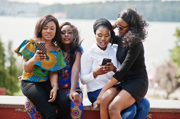 Gruppo Quattro Ragazze Afroamericane Sedute All Aperto Guardare Telefoni — Foto Stock