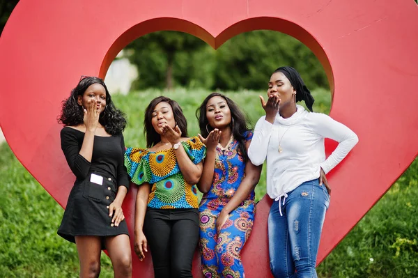 Skupina Čtyř Afrických Amerických Dívek Proti Velké Červené Srdce Venkovní — Stock fotografie