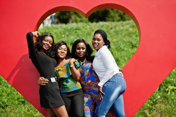 Ομάδα Τέσσερις Αφρικανικές Αμερικανικές Κορίτσια Εναντίον Μεγάλη Υπαίθρια Κόκκινη Καρδιά — Φωτογραφία Αρχείου
