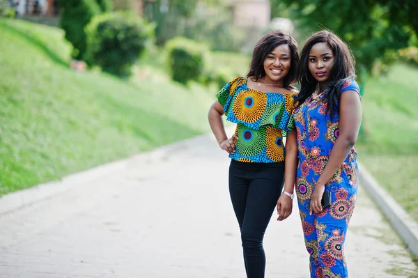 Twee Afro Amerikaanse Meisjes Zich Buiten Park Patch — Stockfoto