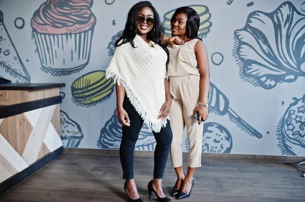 Duas Meninas Americanas Africanas Elegantes Café Posado Contra Parede — Fotografia de Stock