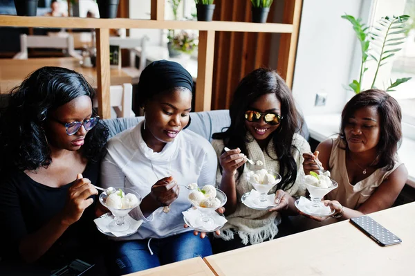 Quatro Meninas Africanas Americanas Sentadas Mesa Café Comendo Sobremesa Sorvete — Fotografia de Stock