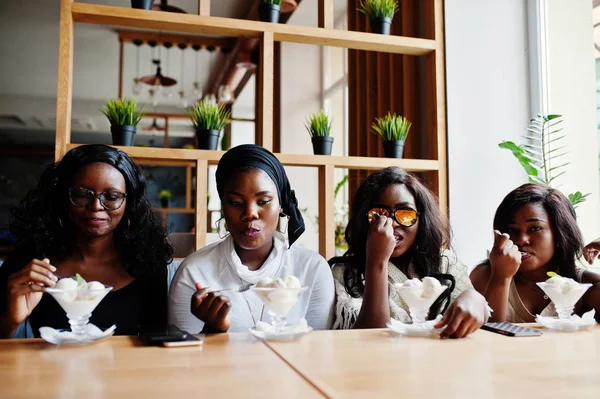 Quatro Meninas Africanas Americanas Sentadas Mesa Café Comendo Sobremesa Sorvete — Fotografia de Stock