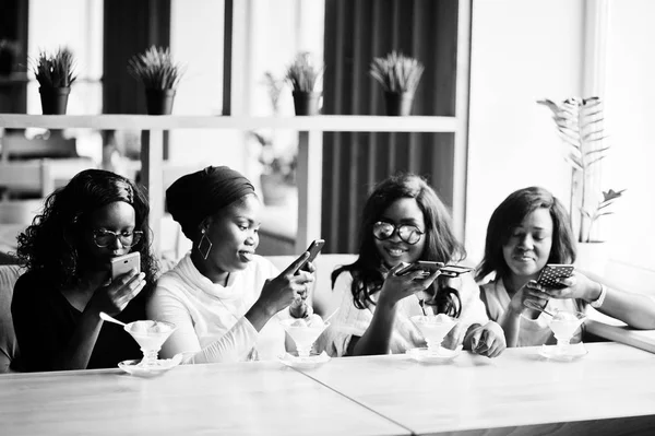 Quatro Meninas Africanas Americanas Sentadas Mesa Café Com Sobremesa Sorvete — Fotografia de Stock