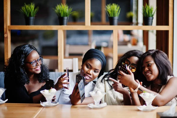 Quatro Meninas Americanas Africanas Sentadas Mesa Café Com Sobremesa Sorvete — Fotografia de Stock