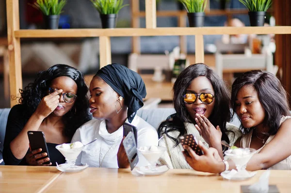 Quatro Meninas Americanas Africanas Sentadas Mesa Café Com Sobremesa Sorvete — Fotografia de Stock