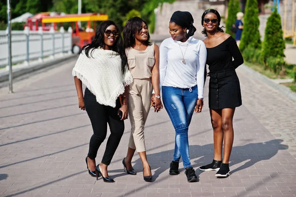 Grupo Cuatro Chicas Afroamericanas Caminando Ciudad Día Soleado — Foto de Stock