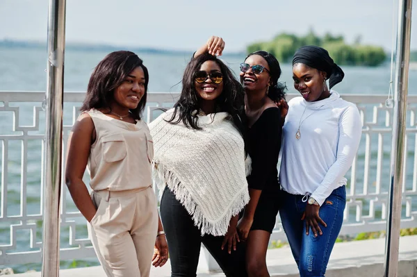 Dört Afro-Amerikan kız grubu karşı göl güneşli günde oluşturuyordu..