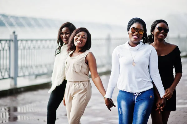 Grupo Quatro Meninas Americanas Africanas Divertindo Contra Lago Com Fontes — Fotografia de Stock