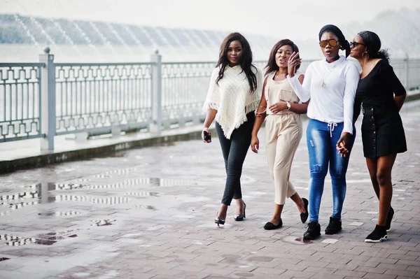 Göl çeşmeler ile karşı eğleniyor dört Afro-Amerikan kız grubu.