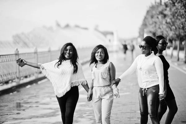 Grupp Fyra Afrikanska Amerikanska Flickor Roligt Mot Sjön Med Fontäner — Stockfoto