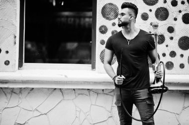 Arap adam gözlük ve siyah tişört sigara nargile açık şık sakal. Geri kalan Arap modelinde.