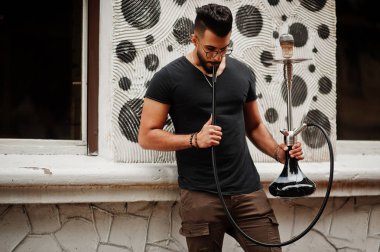 Arap adam gözlük ve siyah tişört sigara nargile açık şık sakal. Geri kalan Arap modelinde.
