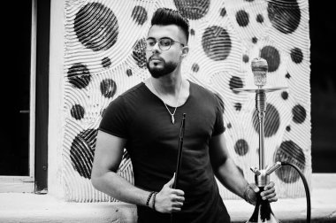 Arap adam gözlük ve siyah tişört sigara nargile açık şık sakal. Geri kalan Arap modelinde.