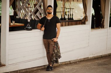 Arap adam gözlük ve siyah tişört sigara nargile açık şık sakal. Geri kalan Arap modelinde.