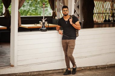 Arap adam gözlük ve siyah tişört sigara nargile açık şık sakal. Geri kalan Arap modelinde.