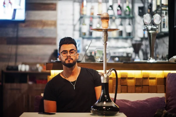 Elegant Skägg Arabian Mannen Glas Och Svart Shirt Röka Vattenpipa — Stockfoto