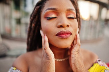 Dreadlocks ile küçük yükseklik Afro-Amerikan Kız portresi kadar yakın, renkli sarı elbise, suratla olun, giyim.