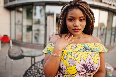 Dreadlocks ile küçük yükseklik Afro-Amerikan Kız portresi kadar yakın, renkli sarı elbise, suratla olun, giyim.