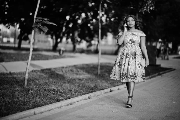 Menina Americana Africana Pequena Altura Bonito Com Dreadlocks Desgaste Vestido — Fotografia de Stock