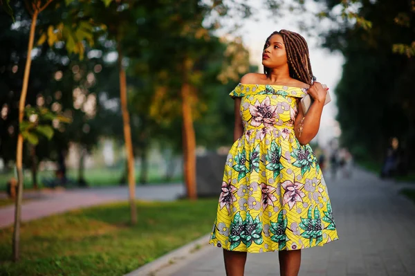 Bonito Pequena Altura Menina Afro Americana Com Dreadlocks Desgaste Vestido — Fotografia de Stock