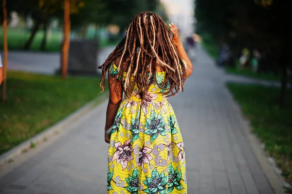 Bonito Pequena Altura Menina Afro Americana Com Dreadlocks Desgaste Vestido — Fotografia de Stock