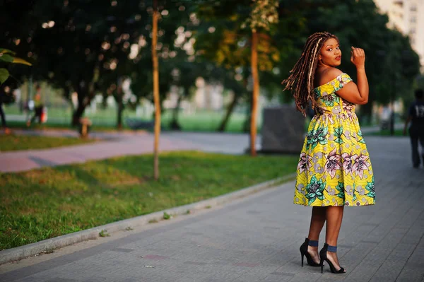 Sevimli Küçük Yükseklik Afro Amerikan Kız Dreadlocks Günbatımında Poz Renkli — Stok fotoğraf