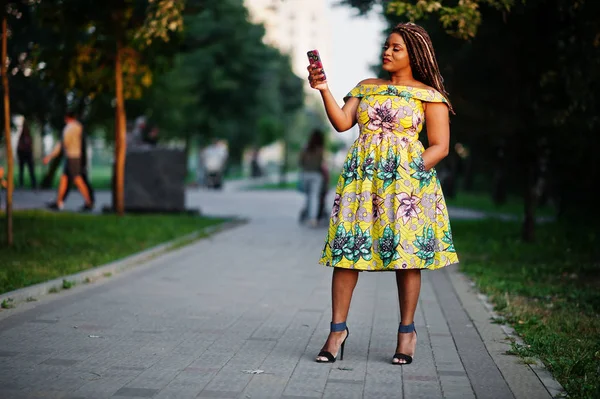Söt Liten Höjd Afroamerikanska Flicka Med Dreadlocks Bära Färgad Gul — Stockfoto