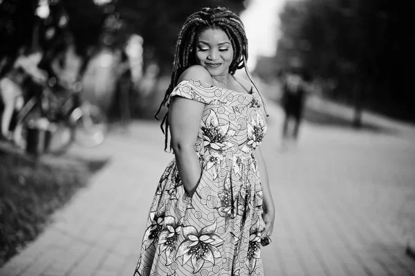 Симпатичный Маленький Рост Африканская Американская Девушка Дредами Носить Цветном Желтом — стоковое фото