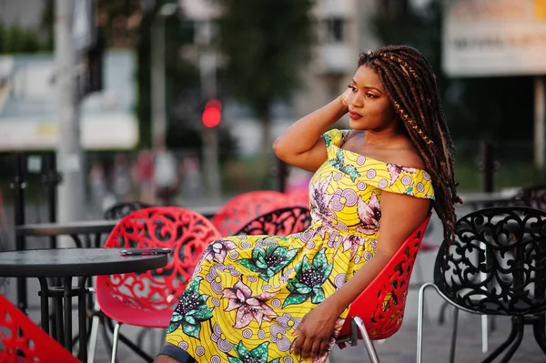 Симпатичный Маленький Рост Африканская Девушка Дредами Носить Цветном Желтом Платье — стоковое фото