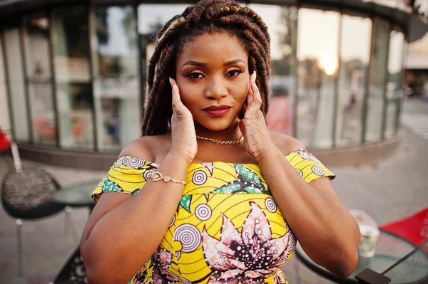 Dreadlocks ile küçük yükseklik Afro-Amerikan Kız portresi kadar yakın, renkli sarı elbise, suratla olun, giyim.