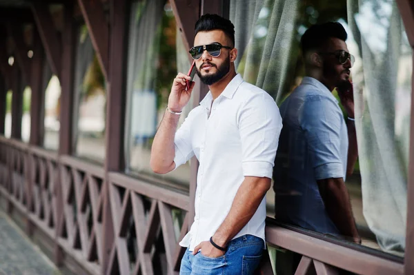 Stylisches Großes Arabisches Männermodel Weißem Hemd Jeans Und Sonnenbrille Posierte — Stockfoto