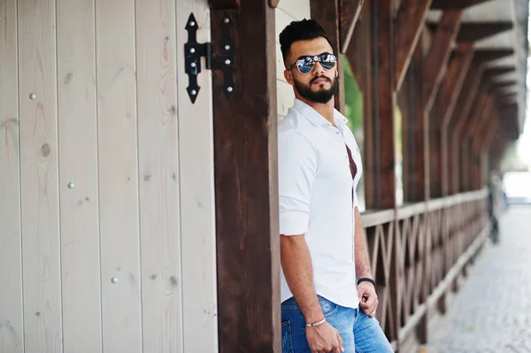 Stijlvolle Lange Arabische Man Model Wit Overhemd Jeans Zonnebril Stelde — Stockfoto