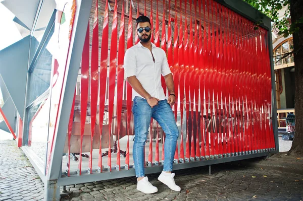 Stylisches Großes Arabisches Männermodel Weißem Hemd Jeans Und Sonnenbrille Posierte — Stockfoto