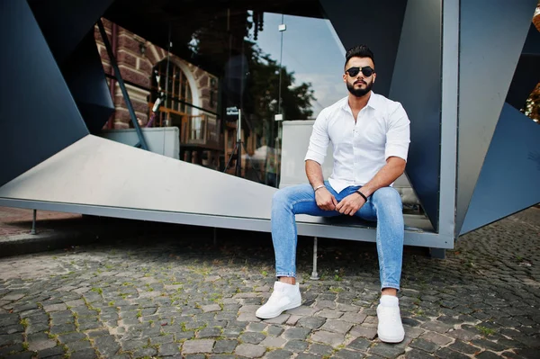 Stylische Große Arabische Mann Modell Weißem Hemd Jeans Und Sonnenbrille — Stockfoto