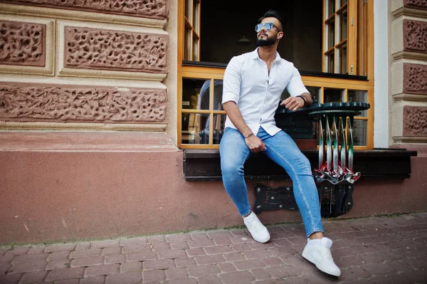 Snygg Lång Arabisk Man Modell Vit Skjorta Jeans Och Solglasögon — Stockfoto