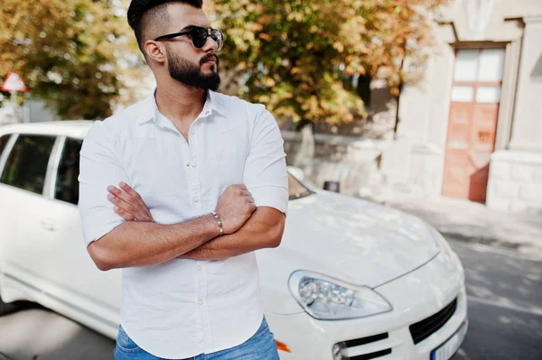 Modelo Elegante Homem Árabe Alto Camisa Branca Jeans Óculos Sol — Fotografia de Stock