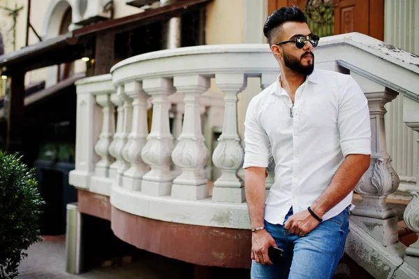 Elegante Modelo Hombre Árabe Alto Camisa Blanca Jeans Gafas Sol —  Fotos de Stock