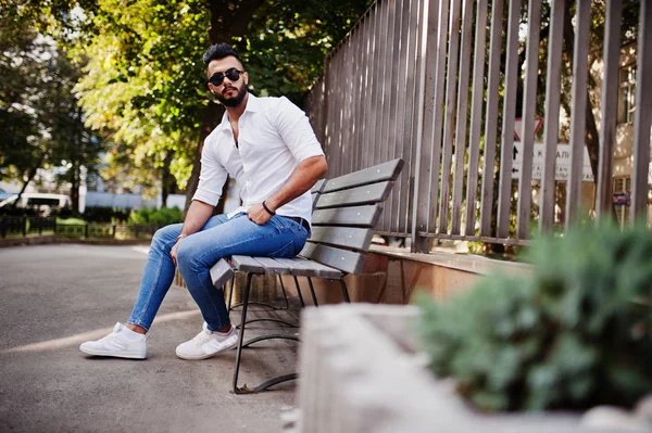 Stylisches Großes Arabisches Männermodel Weißem Hemd Jeans Und Sonnenbrille Posierte — Stockfoto