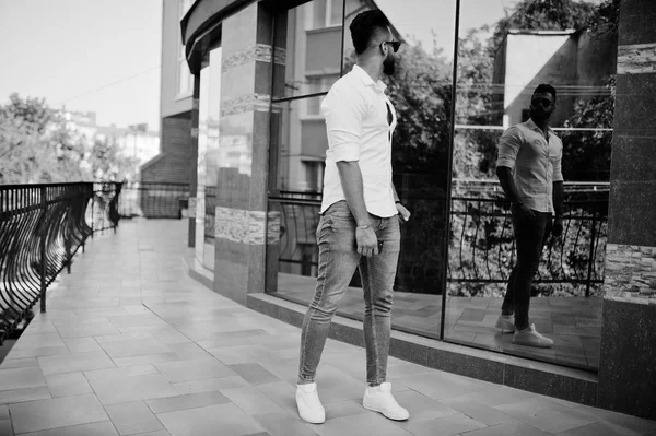 Стильный Высокий Арабский Мужчина Модель Белой Рубашке Джинсах Солнцезащитных Очках — стоковое фото